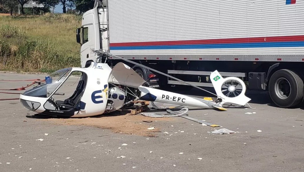 Helicóptero cai em cima de caminhão e duas pessoas sobrevivem