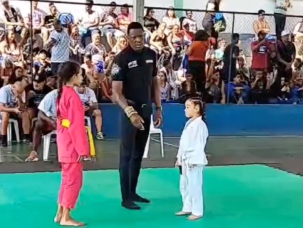 Garotinha vence competição de jiu-jitsu contra criança mais velha e vídeo viraliza