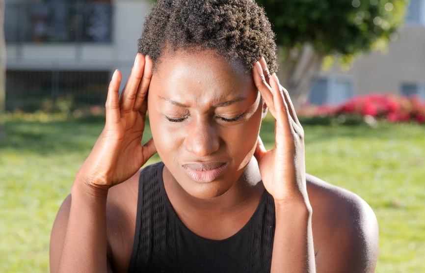 Dor de cabeça ao acordar? Saiba mais sobre bruxismo e má qualidade do sono