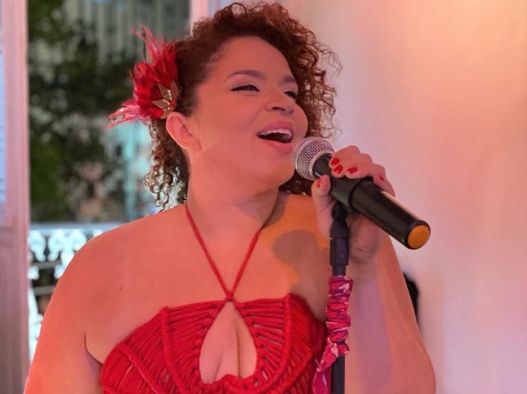 Magda Loiana faz show com mistura de ritmos em Manaus