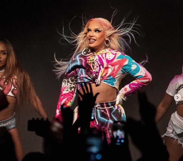 Glória Groove comanda ‘Baile das Med’ em Manaus