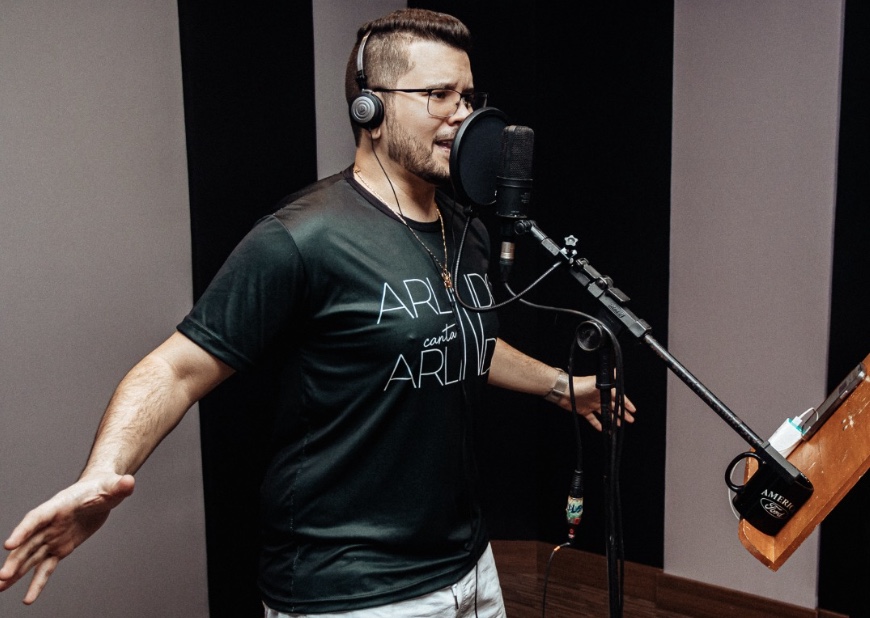 Seguindo os passos do pai, Arlindo Neto anuncia primeiro álbum