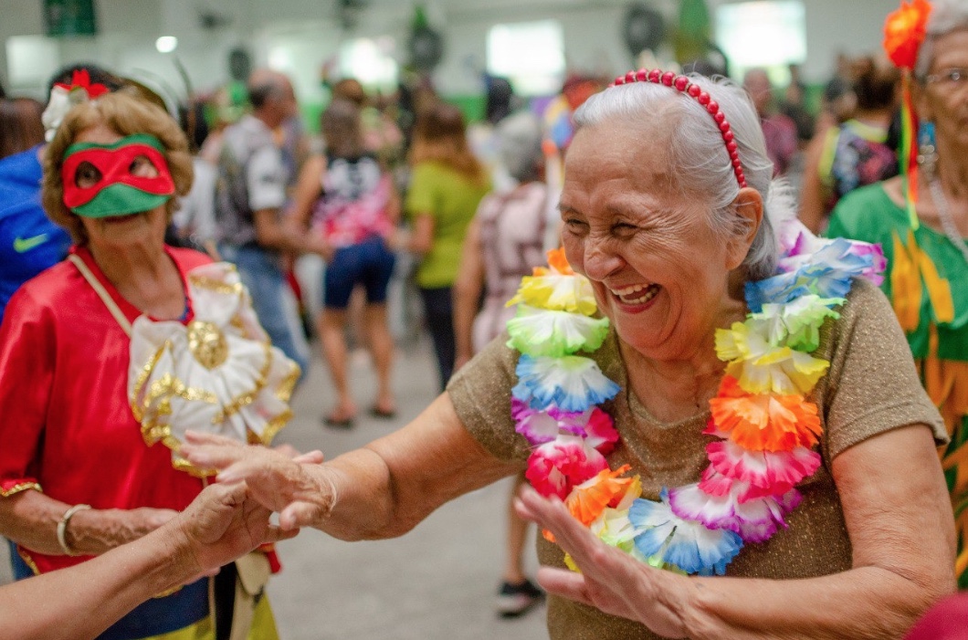Alegria e diversão marcam o 1º grito de Carnaval de pessoas idosas