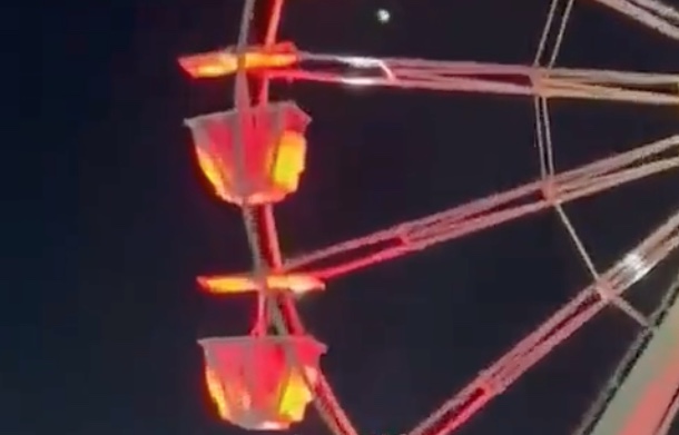 Casal é flagrado fazendo sexo em roda gigante em festa de Carnaval; vídeo