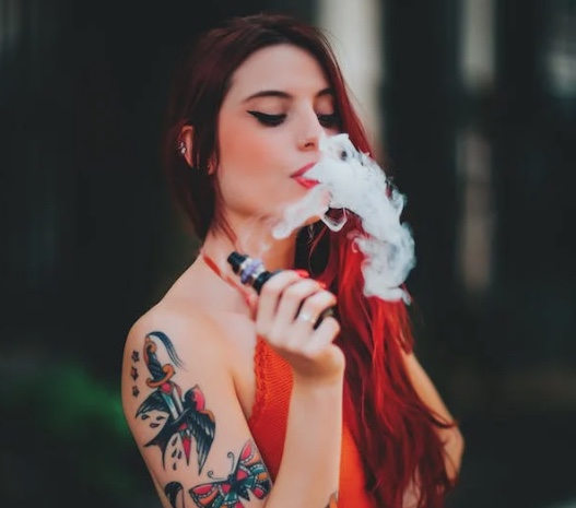 Cigarro fitness? Entenda os perigos do vape de vitaminas