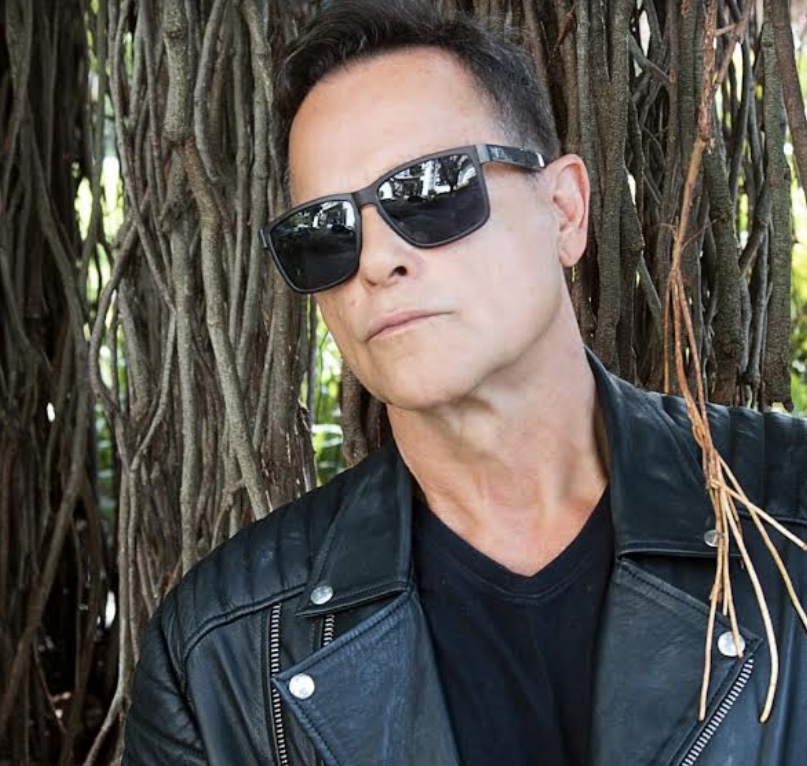 Ícone dos anos 80, Sylvinho Blau Blau agita Manaus com show gratuito