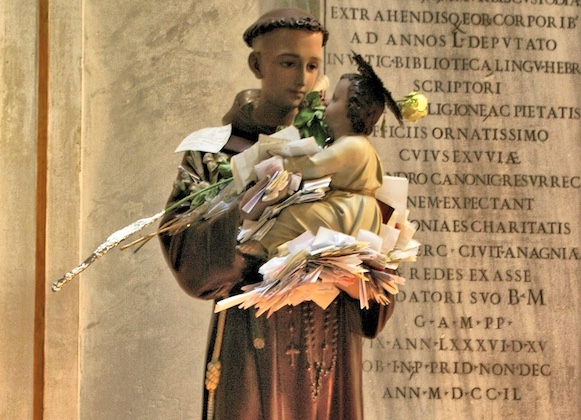 Aprenda a fazer simpatia para Santo Antônio e encontre seu amor