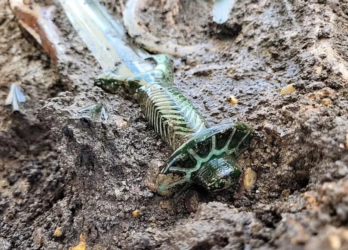Espada de 3 mil anos é encontrada intacta em cemitério da Alemanha