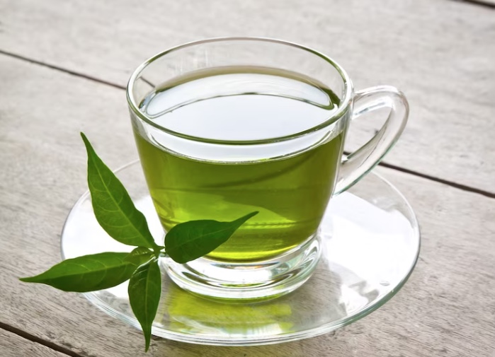 Estudo revela que beber chá ajuda a eliminar gordura do fígado