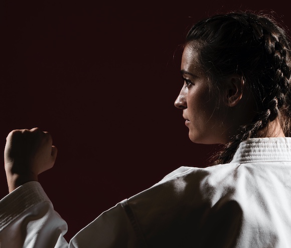 Lutadora de 16 anos imobiliza assediador com mata-leão dentro de ônibus