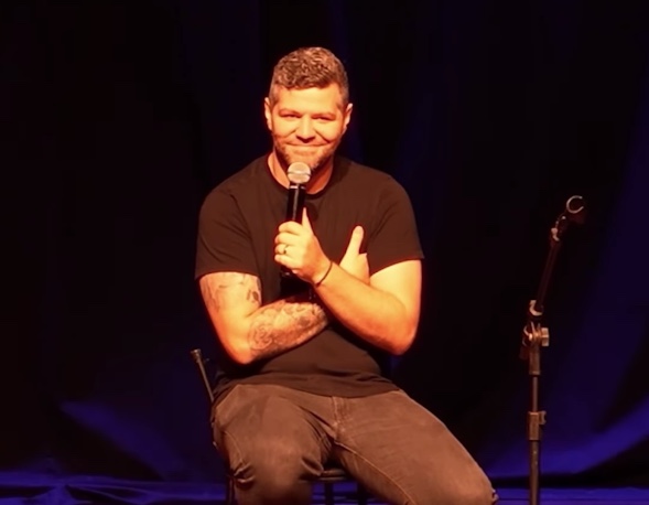 Victor Sarro volta a Manaus com o show 'A 5ª série ainda vive!'