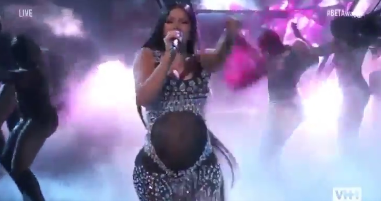 Rapper Cardi B revela segunda gravidez e mostra barrigão durante premiação