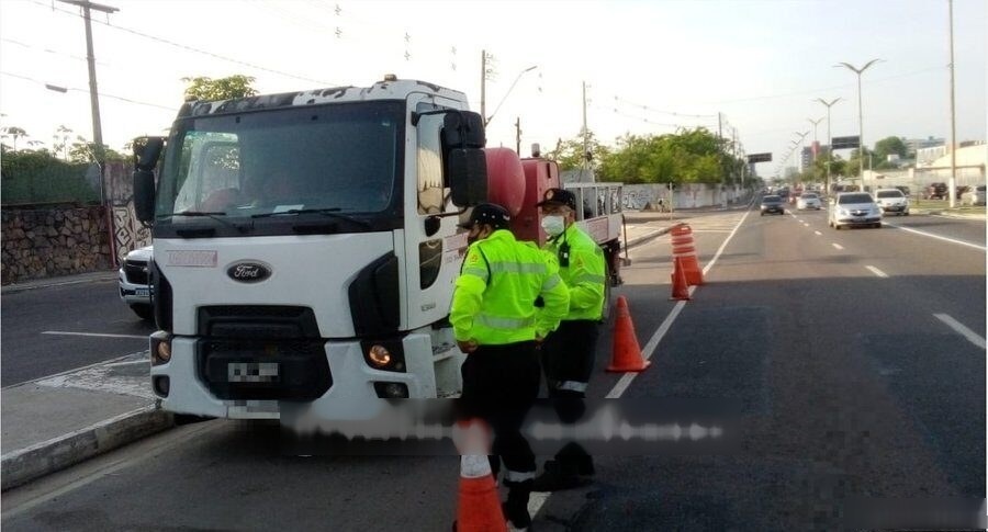 Operação Carga Pesada fiscaliza caminhões e carretas em avenidas de Manaus