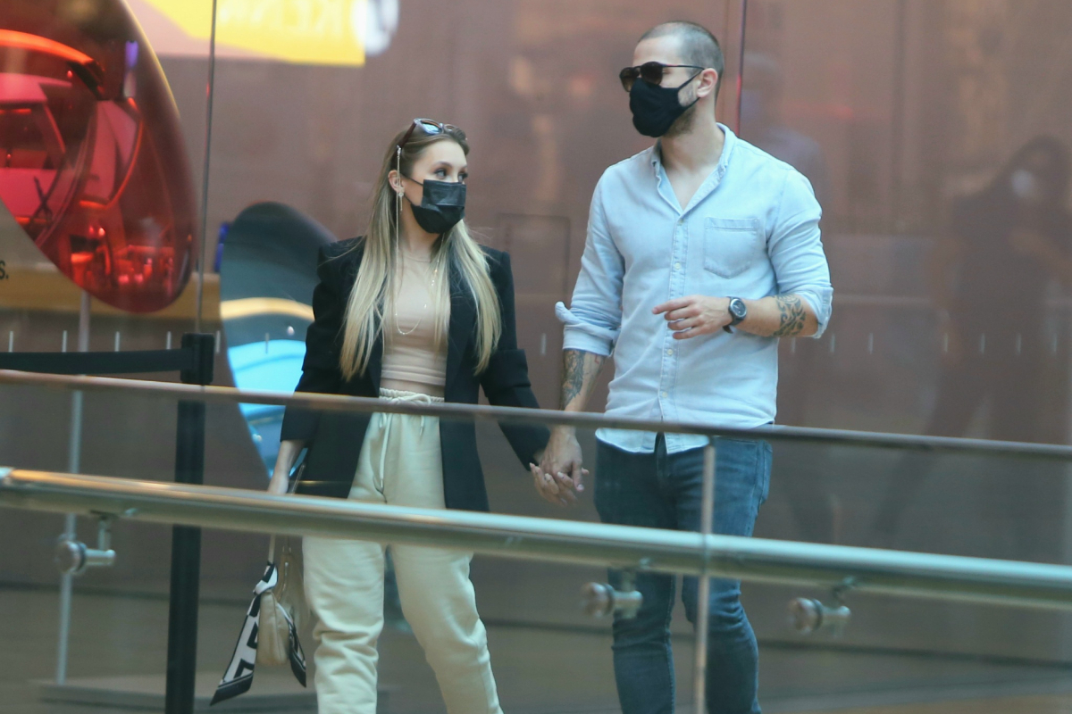 Carla Diaz e namorado são clicados aos beijos durante passeio em shopping