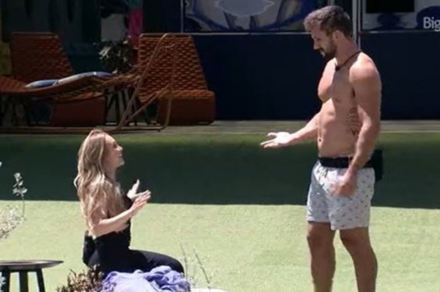BBB21: Sem saber de tudo, Carla ajoelha e se declara para Arthur 