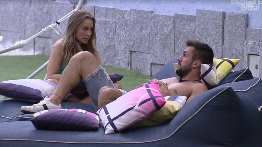 Carla e Arthur têm nova discussão: ‘tá falando alto por que?’