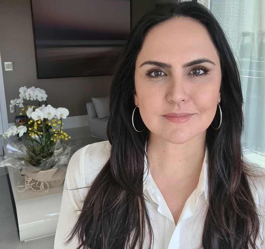 Carla Cecato pede emprego no Instagram após ser demitida pela Record