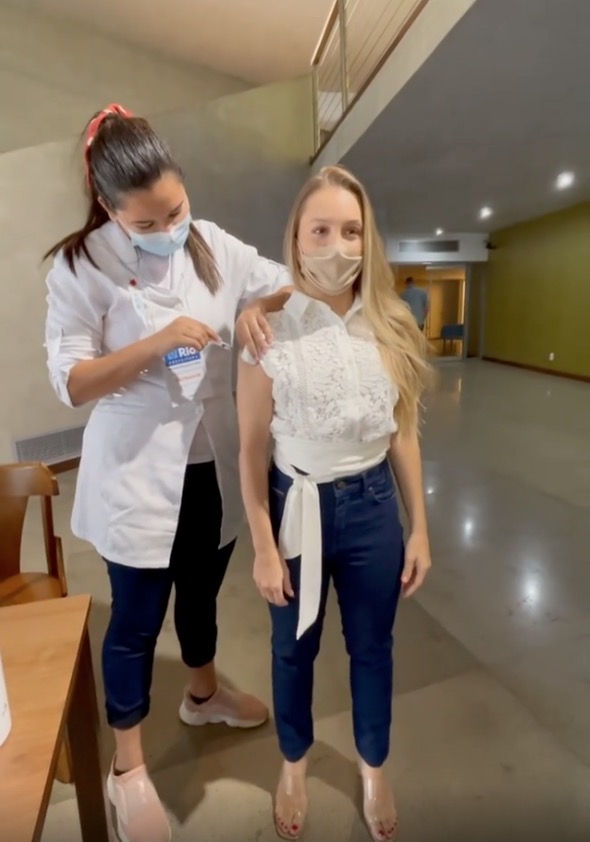 Aos 30 anos, Carla Diaz é vacinada contra covid-19