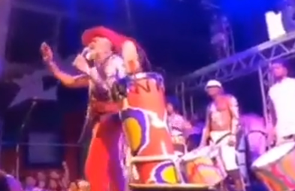 Carlinhos Brown interrompe gritos de Fora Bolsonaro durante show e é criticado