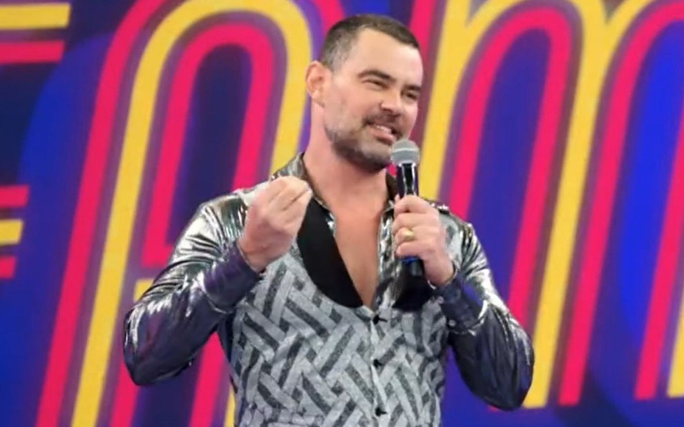 Ator Carmo Dalla Vecchia se assume gay e faz declaração para marido