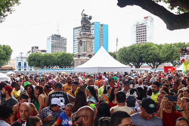 Banda da Bica e Difusora levam mais de 100 mil foliões ao Centro de Manaus