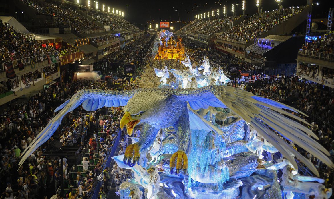Desfile de carnaval no Rio e São Paulo é adiado para feriado de Tiradentes