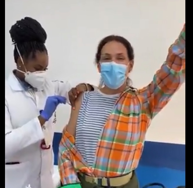 Carolina Ferraz grita ‘tô rica’ ao ser vacinada contra Covid-19