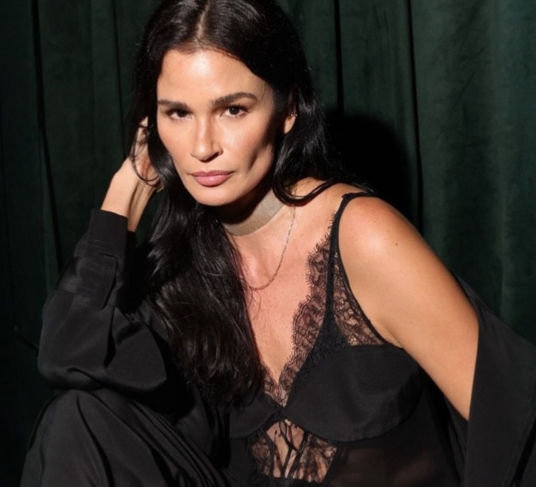 Modelo Carol Ribeiro revela diagnóstico de esclerose múltipla aos 45 anos