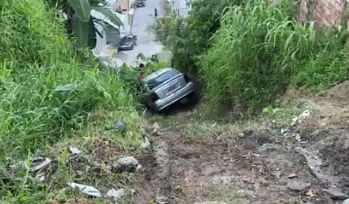 Carro cai em cratera após motorista perder o controle em Manaus