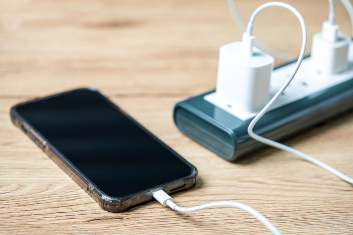 Apple é condenada por venda casada de celular e carregador em Manaus