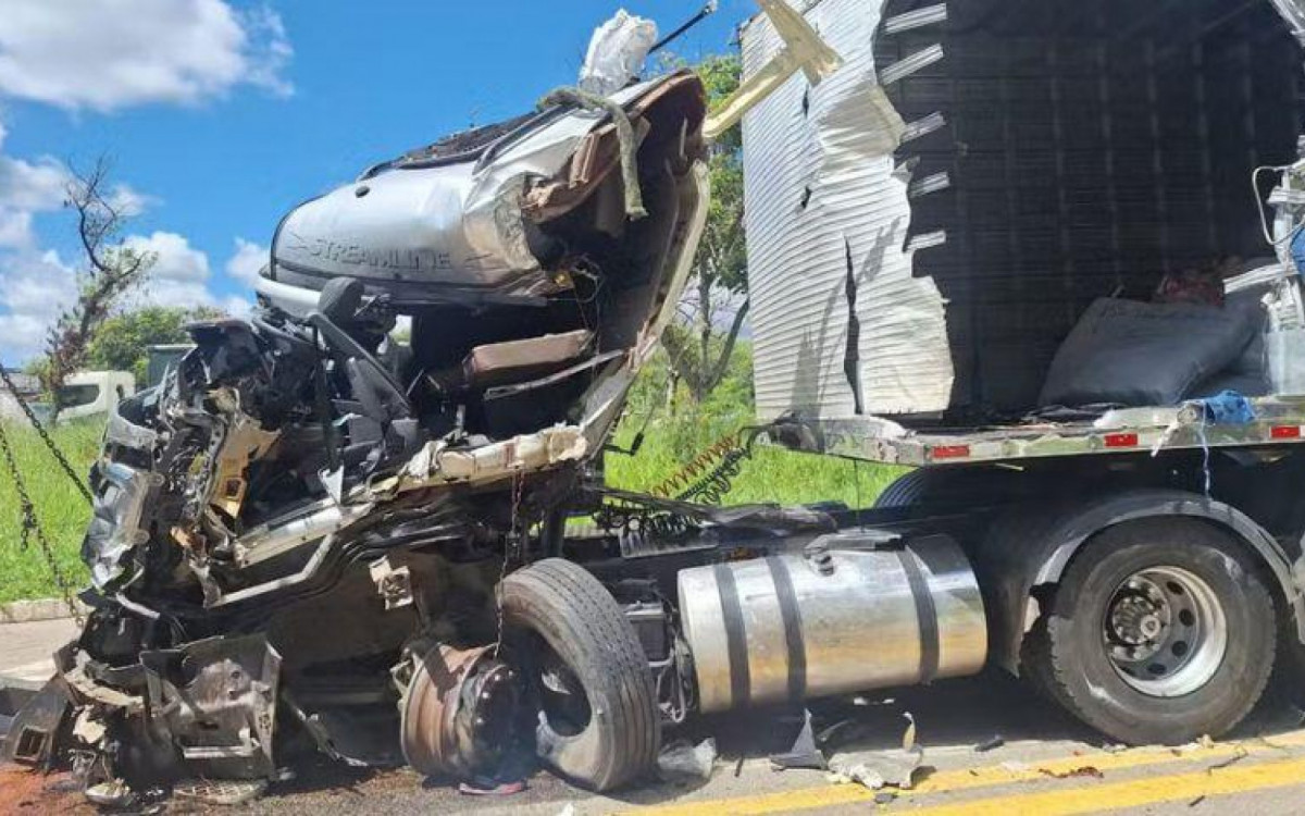 Pai deixa filho de 16 anos dirigir carreta e morre após acidente em MG