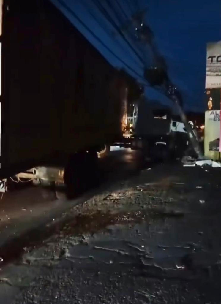 Carreta invade calçada, atinge poste e quase mata pedestre em Manaus