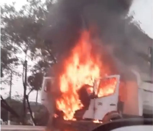 Carreta é engolida pelas chamas em avenida de Manaus