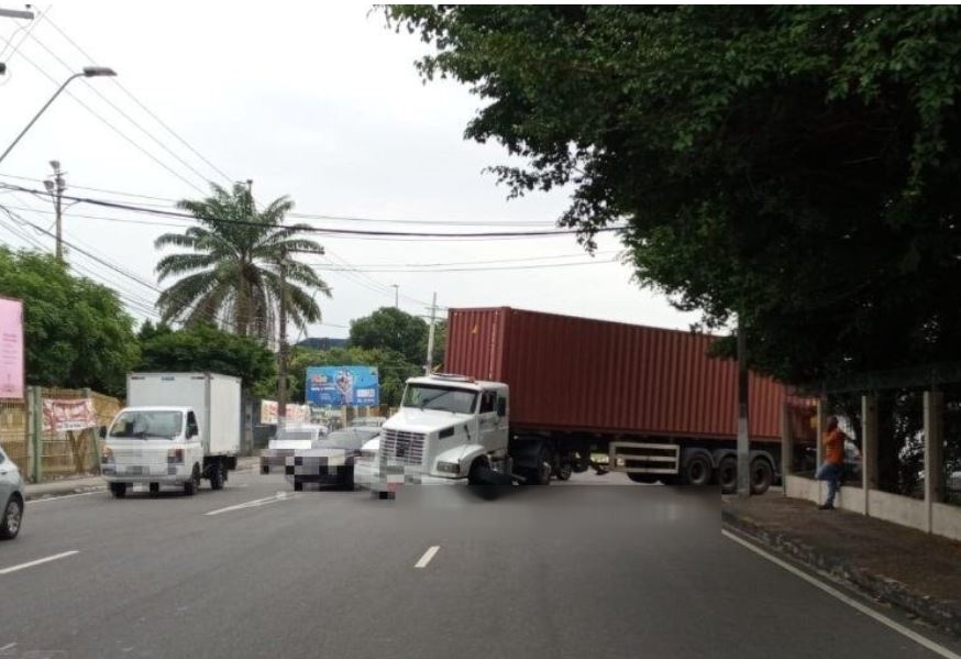 Carreta bloqueia avenida e deixa trânsito caótico em Manaus