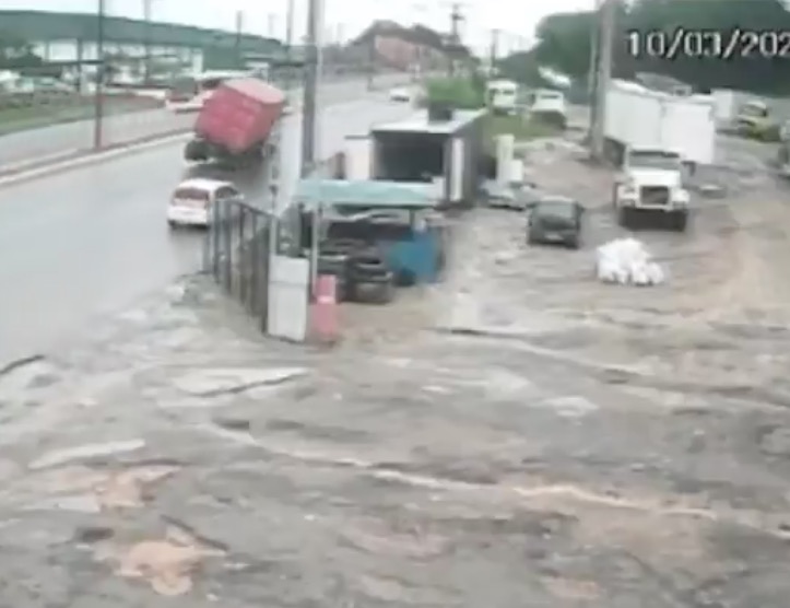 Vídeo impressionante mostra carreta tombando ao desviar de carro em Manaus