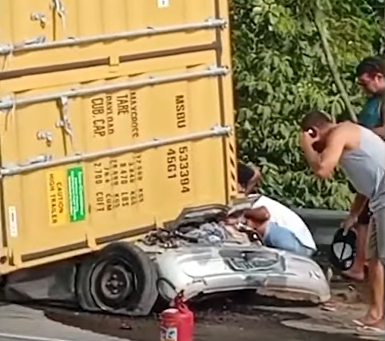 Carreta tomba sobre carro e deixa três mortos em rodovia no litoral de SP