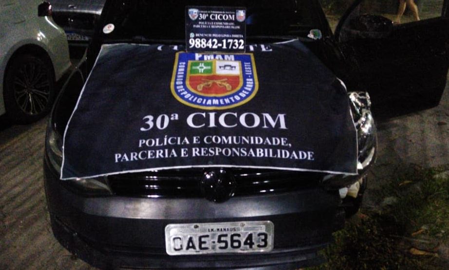 Após roubar carro, adolescente é abandonado por parceiro e detido em Manaus