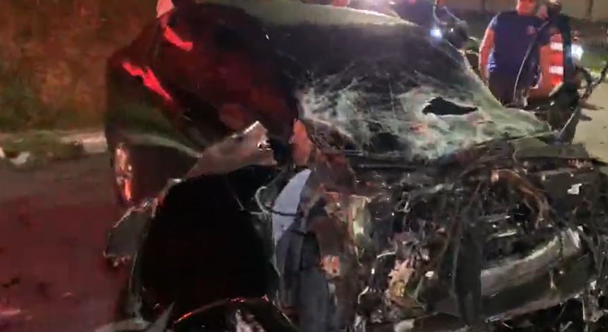 Homem fica ferido e carro destroçado em acidente com ônibus em Manaus