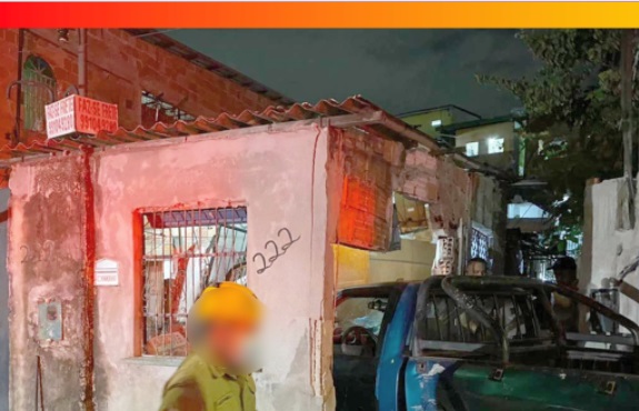 Motorista perde controle em ladeira e carro invade casa em Manaus