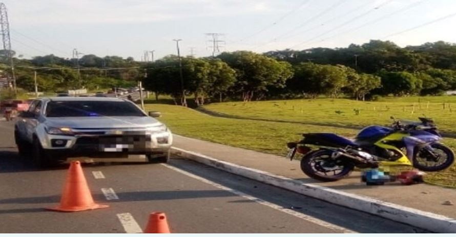 Motociclista fica ferido ao ser atropelado por carro em avenida de Manaus