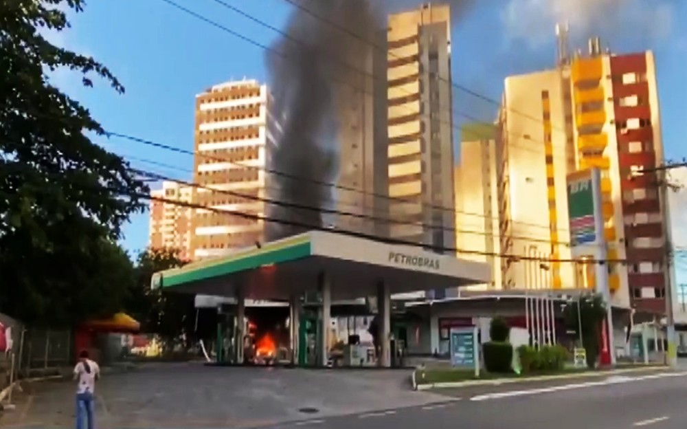 Carro explode enquanto abastecia em posto; três pessoas ficaram feridas