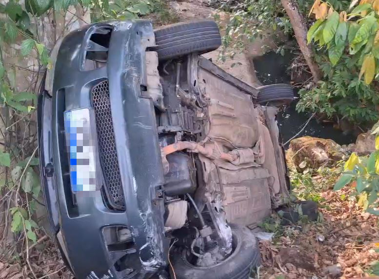 Carro fica 'pendurado' sobre igarapé após acidente no Dom Pedro