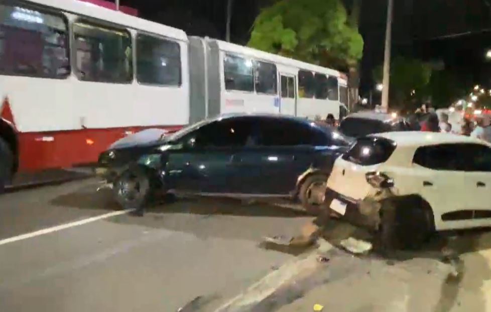 'Racha' termina em acidente e destruição de oito veículos em Manaus