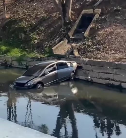 Carro despenca dentro de igarapé em Manaus 