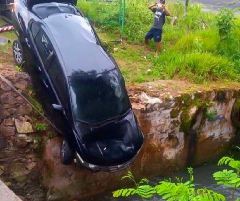 Motorista fica ferido após carro despencar em igarapé em Manaus