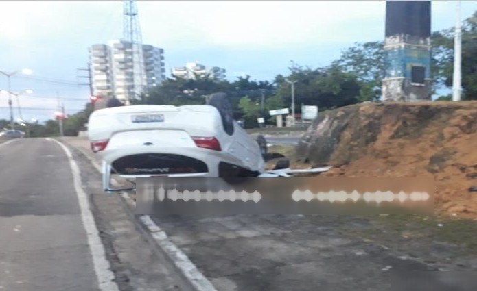 Homem fica ferido após carro invadir calçada e capotar em Manaus