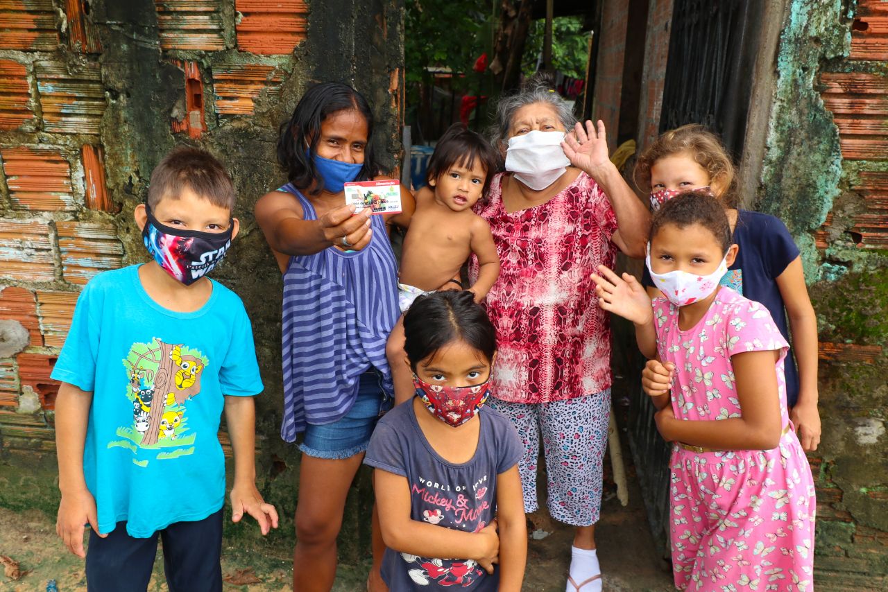 Mil cartões do Auxílio Estadual são entregues nesta terça em Manaus