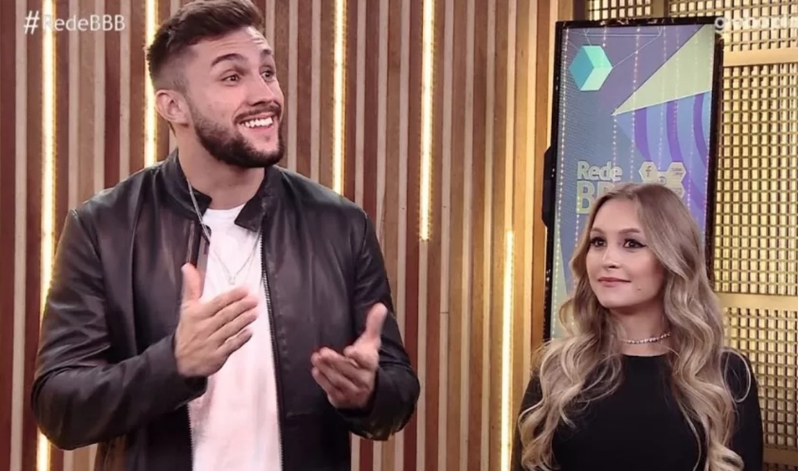 Arthur diz que ainda está apaixonado por Carla Diaz e atriz fica sem graça 