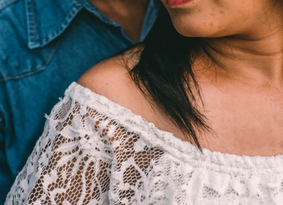 Mulher que adotou sobrenome de marido se arrepende após família adoecer