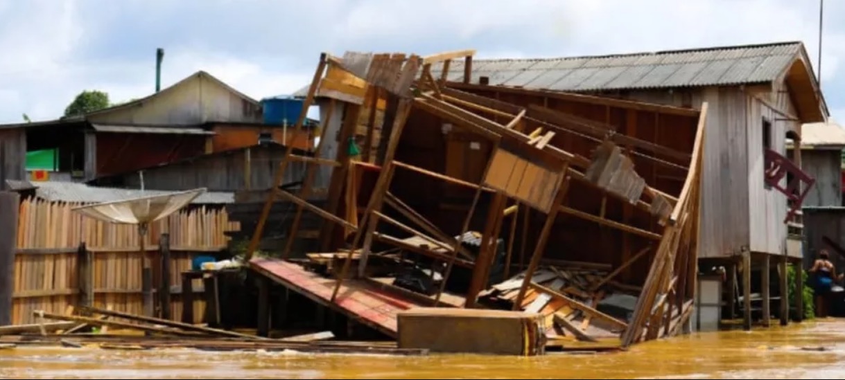 Casas em Boca do Acre desmoronam por conta da cheia